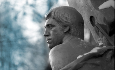 Фрагмент памятника поэту, композитору, актеру театра и кино Владимиру Семеновичу Высоцкому на Ваганьковском кладбище в Москве.