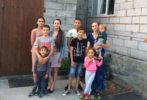 semya-Bobrovy-okolo-doma2017g.jpg?x41640