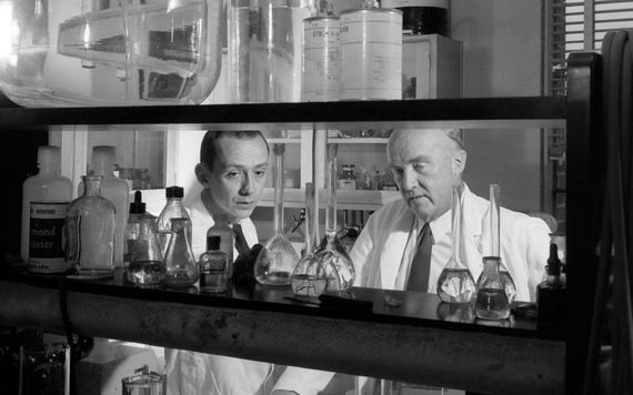 Чарльз Бест с ассистентом, 1950-е гг. Институт Чарльза Беста, Торонто