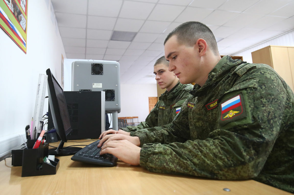 Призывники перед отправкой на службу в вооруженные силы РФ на территории Сборного пункта Волгоградской области
