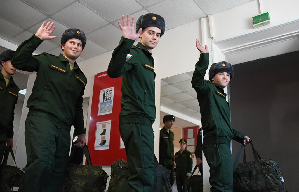 Призывники в сборном пункте военного комиссариата Приморского края перед отправкой к местам несения службы в Вооруженных силах Российской Федерации