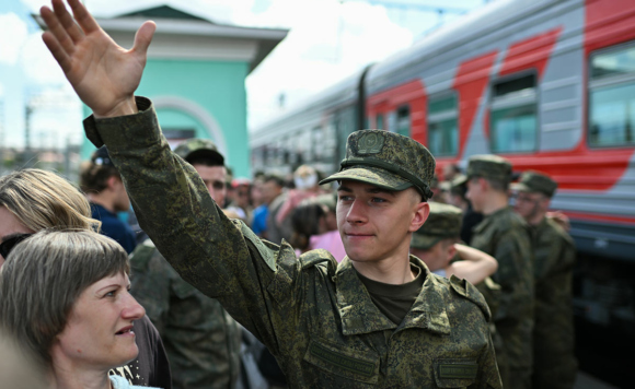 Отправка призывников на срочную службу в вооруженные силы РФ с железнодорожного вокзала в Омске.
