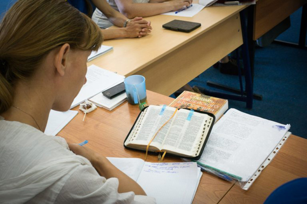 Девушка читает Библию 