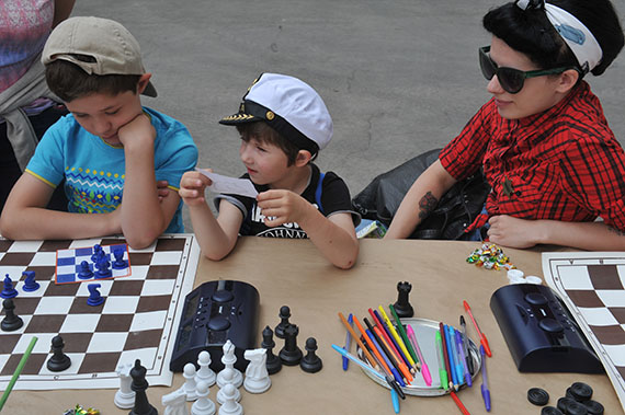 Мальчики играют в шахматы