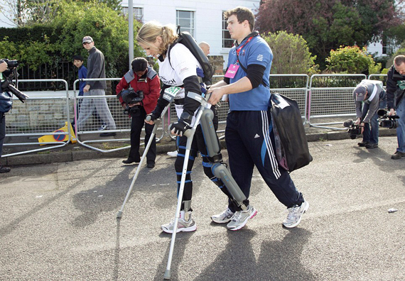 https://www.miloserdie.ru/wp-content/uploads/2018/08/claire-lomas-london-marathon-support-walker.jpg?x41640