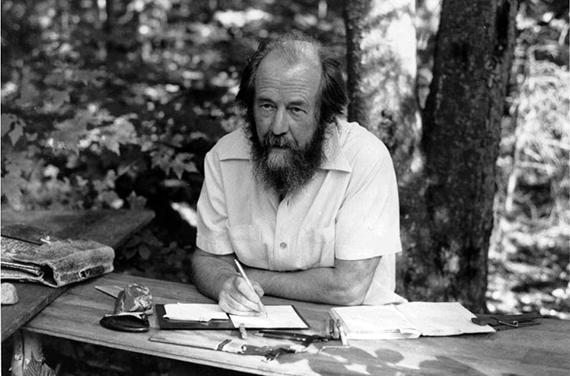 А. Солженицын на природе за столом