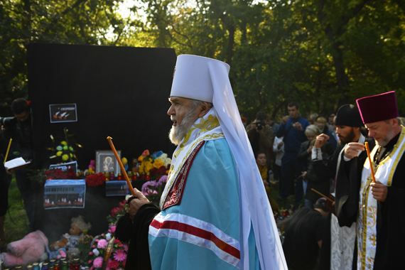 18.10.2018 Митрополит Феодосийский и Керченский Платон проводит богослужение у народного мемориала в Керчи в память о погибших при нападении на Керченский политехнический колледж. Фото: Алексей Мальгавко / РИА Новости