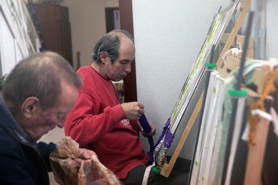 Андрей Казачковский, а в красном Сергей Канадов, живут в "Ное", плетут коврики