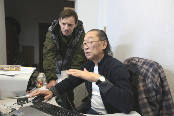 Слева от Чона  - Максим Александрович Скоморохов, руководитель Клемёновского "Ноя", сам из бездомных. В доме он - ключевая фигура, вся организационная структура строится на нем