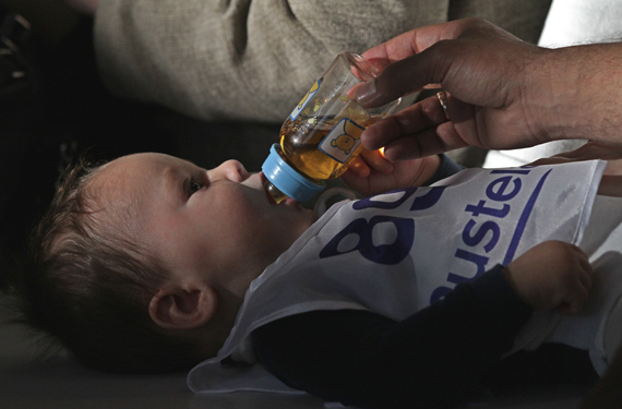 Ребенок пьет из бутылочки