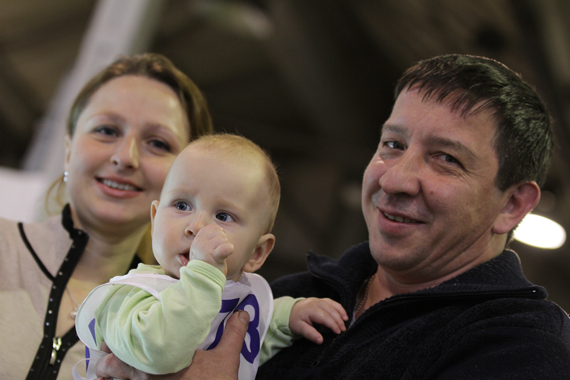 Родители с ребенком - участники "Забега в ползунках" на фестивале BabyFest в Сокольниках. Фото: Евгений Биятов / РИА Новости