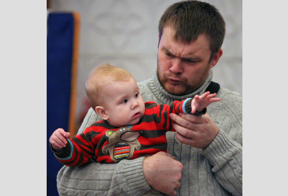 Отец с ребенком. Фото: Виталий Аньков / РИА Новости