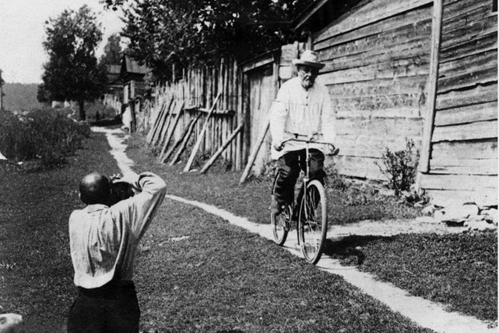 К. Э. Циолковский на велосипеде в 1932 году.