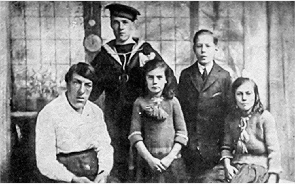 Мэри Энн с детьми