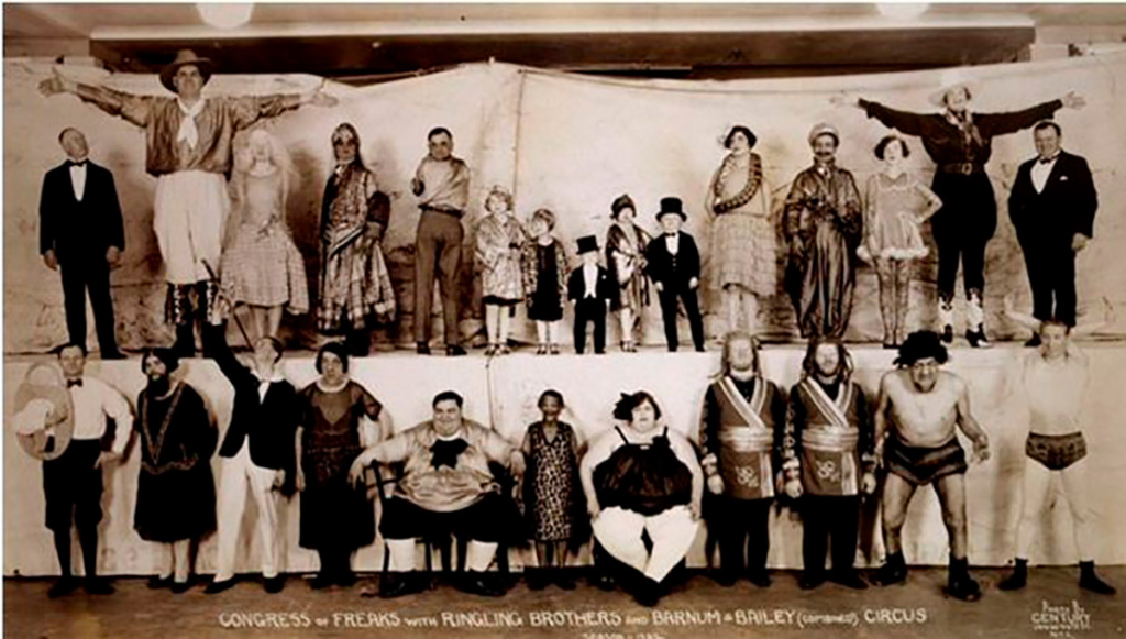 Мэри Энн в первом ряду четвертая слева