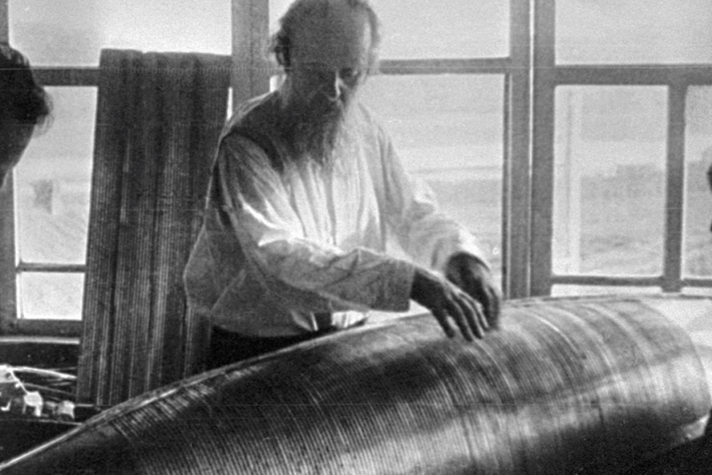 Константин Эдуардович Циолковский в своей мастерской в Калуге. 12.10.1919. Фотохроника РИА Новости