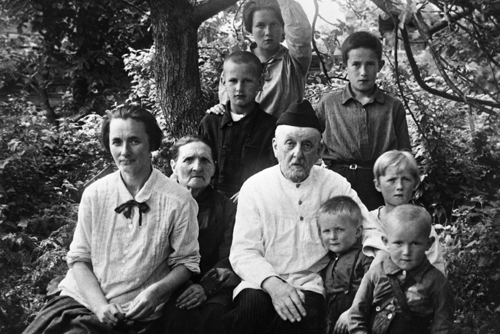 К.Э. Циолковский с семьей в саду своего калужского дома.12.09.1933