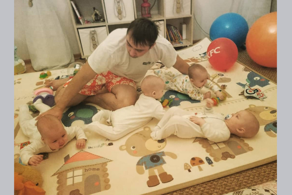 Четверняшки с папой