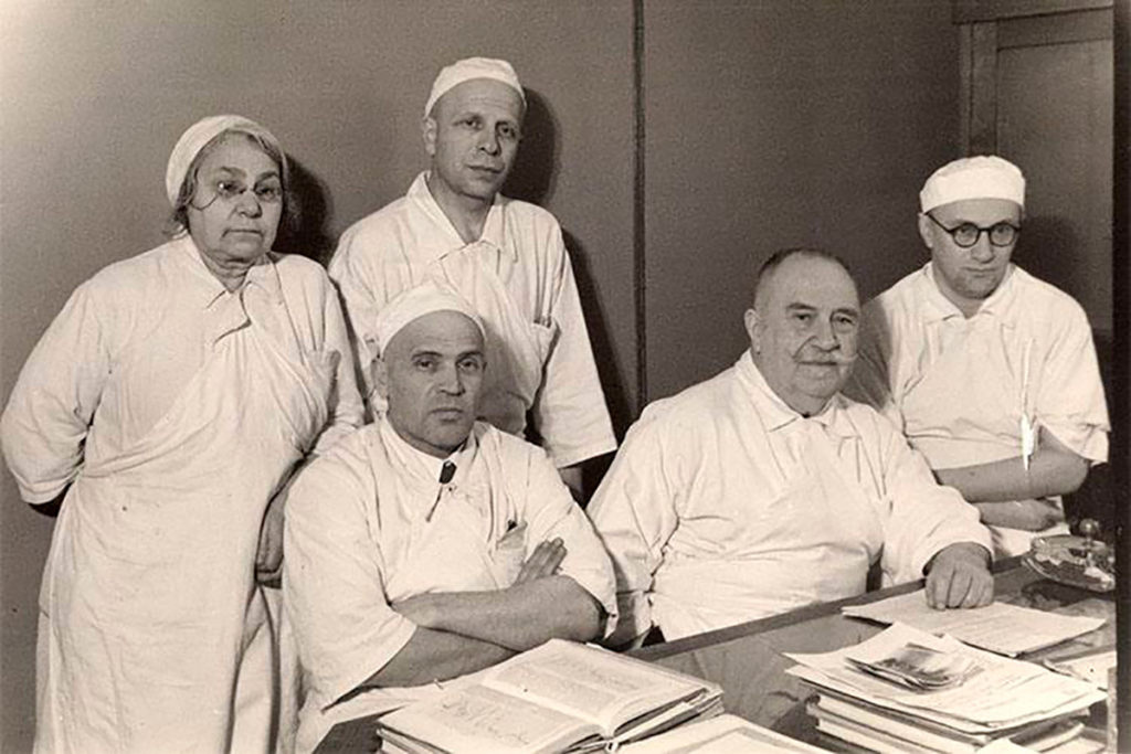 Больница им. Семашко, группа преподавателей. А.В.Вишневский - в центре, среди сидящих за столом