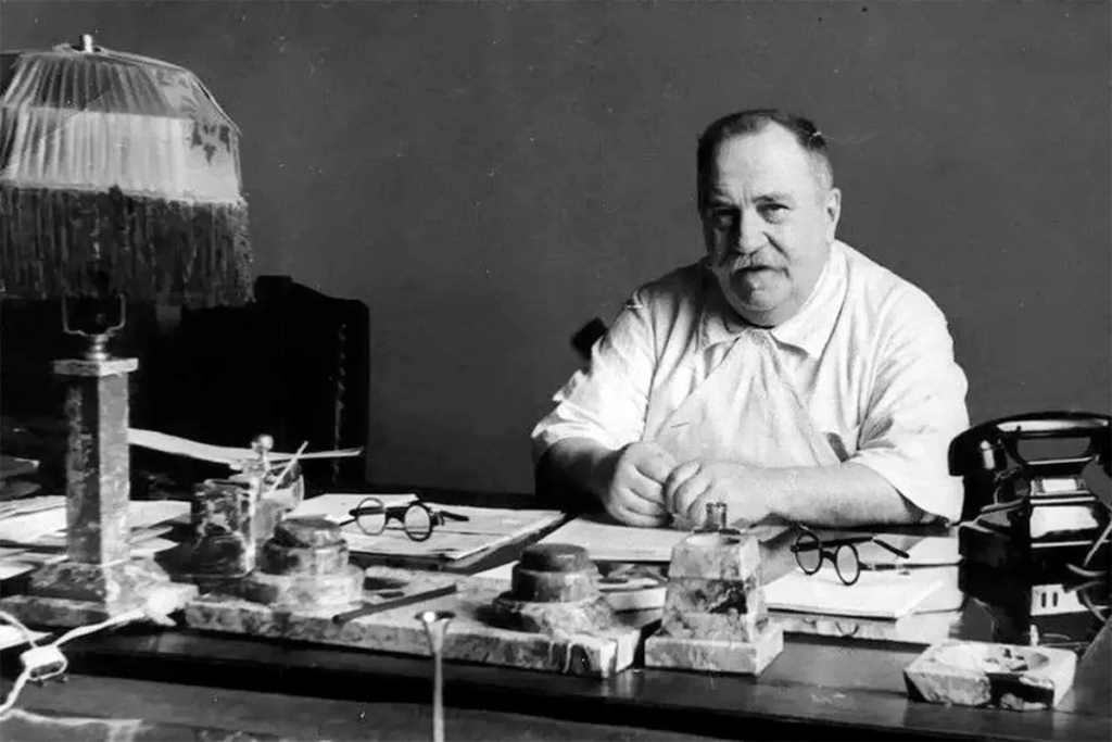 Александр Васильевич Вишневский. Фото начало 1940-х гг. Фото с сайта nik-rech.narod.ru