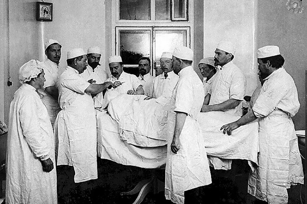 А.В. Вишневский в операционной