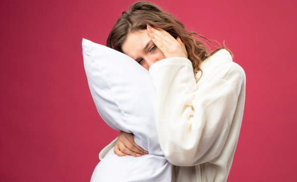 Сонная девушка с подушкой