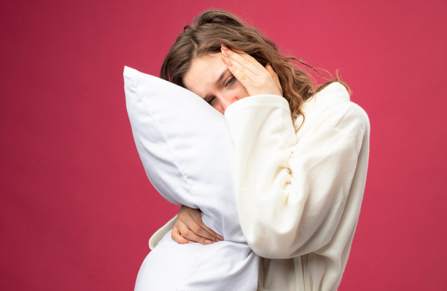 Сонная девушка с подушкой