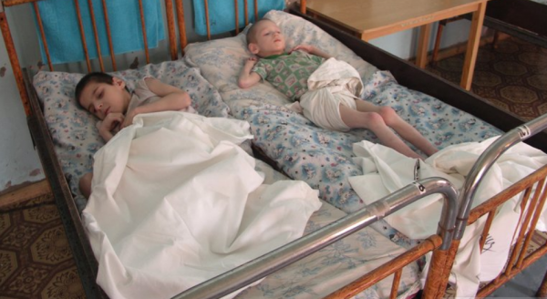 Бедные дети в детском доме. Детские дома. В детском доме живут тети. Интернат для беспризорников. Дети в детских домах.