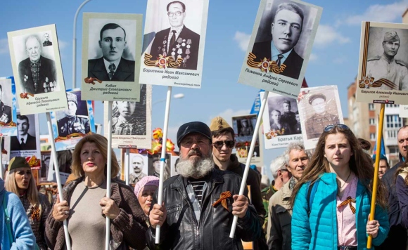 Участники акции памяти "Бессмертный полк" во время шествия в День Победы.