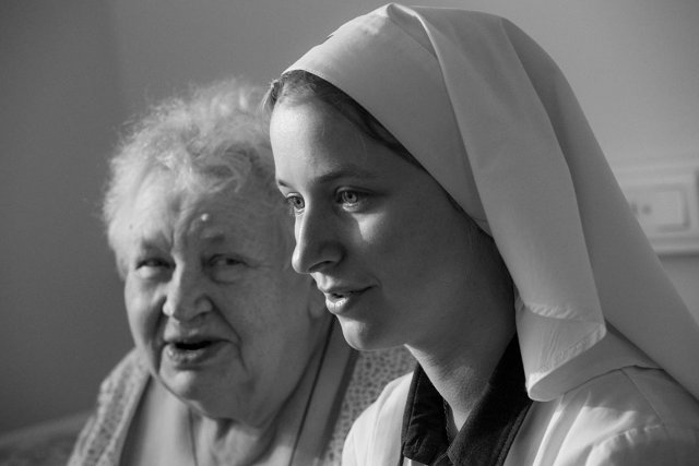Медсестра Катя Довгаль с женщиной из дома престарелых