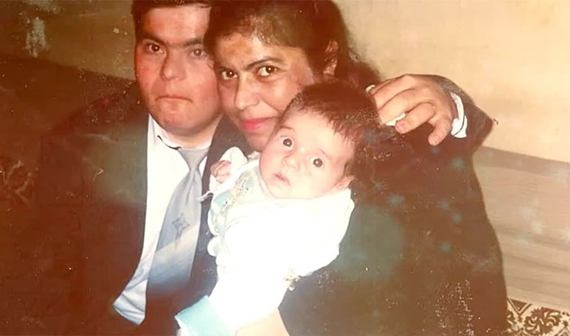 Маленький ребенок с мамой и папой 