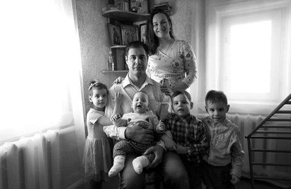 Черно-белый снимок семьи Кристины: муж и дети