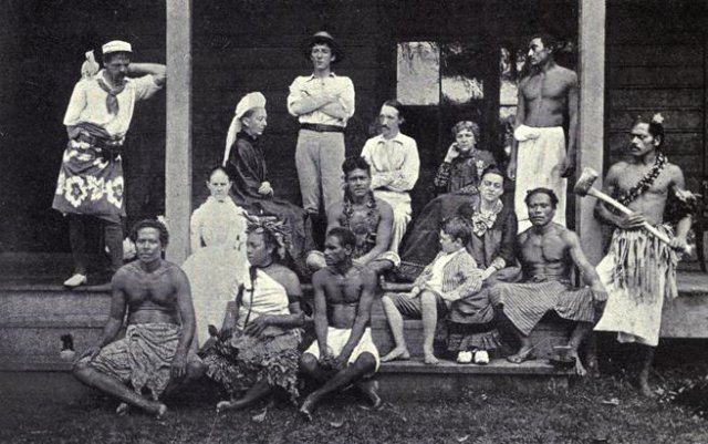 Групповая фотография на Самоа. Роберт Льюис Стивенсон сидит в верхнем ряду