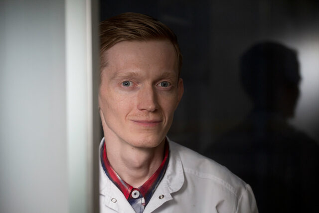 Врач Юрий Елисеев в дверях
