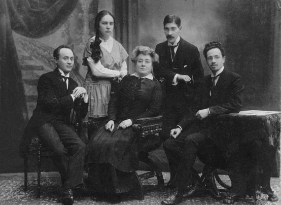 Мария Юдина (стоит в верхнем ряду) с семьей