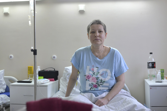 Онкобольная женщина в больнице