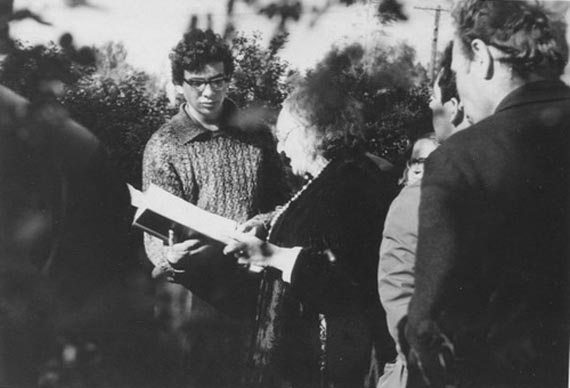 Мария Юдина читает стихи Пастернака на его могиле. 1960-е гг