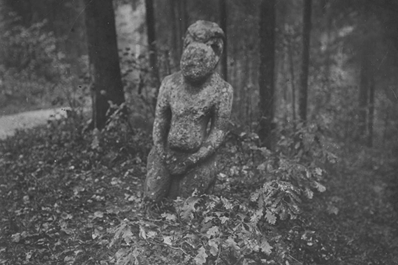 Фотография половецкой каменной бабы в Абрамцево. Начало ХХ века