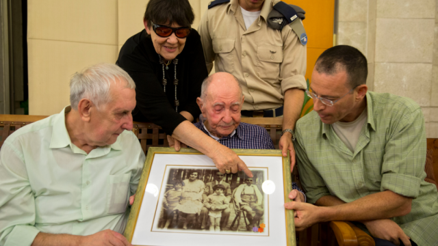 Элиягу Петрушка и племянник раcсматривают фото из семейного архива