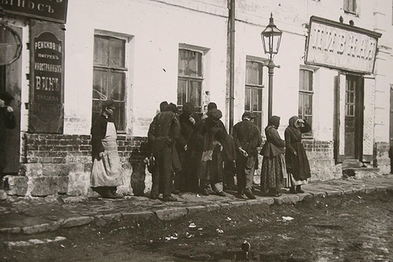 Люди возле рынка, начало XX века