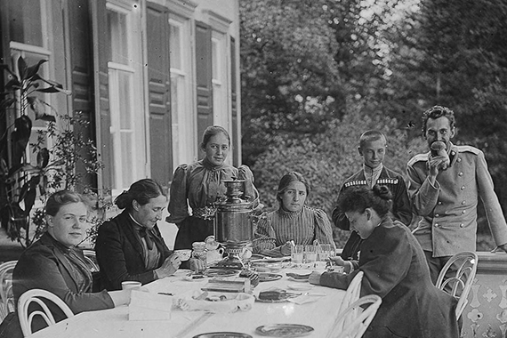 Чаепитие на террасе. Елизавета Григорьевна Мамонтова с детьми