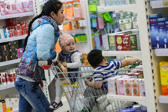 Мама с детьми в московском аптечном гипермаркете сети "36,6"