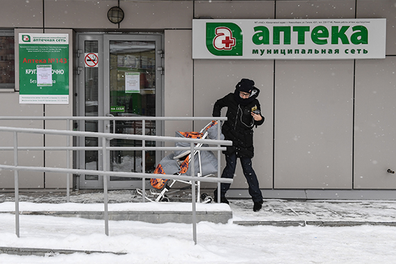 Женщина с коляской у аптеки в Новосибирске