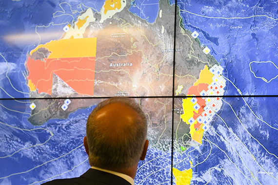 Голова мужчины на фоне карты пожаров в Австралии