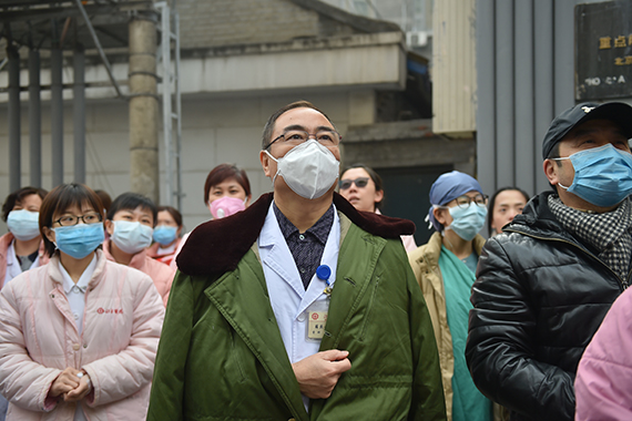 Работники китайского госпиталя в масках на улице