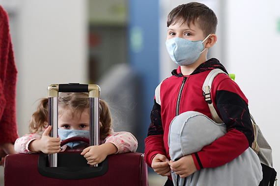 Дети в масках в аэропорту 