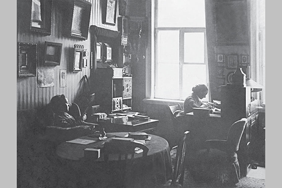 Елизавета Григорьевна Мамонтова в кабинете в Абрамцево 