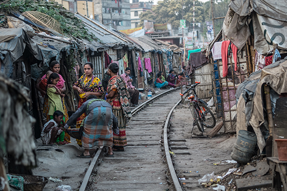 Бедные дома вдоль железной дороги, Бангладеш