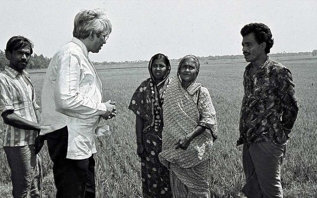 Фазле Хасан Абед и крестьяне в поле, Бангладеш