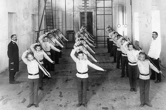 Мальчики на уроке гимнастики, XIX век